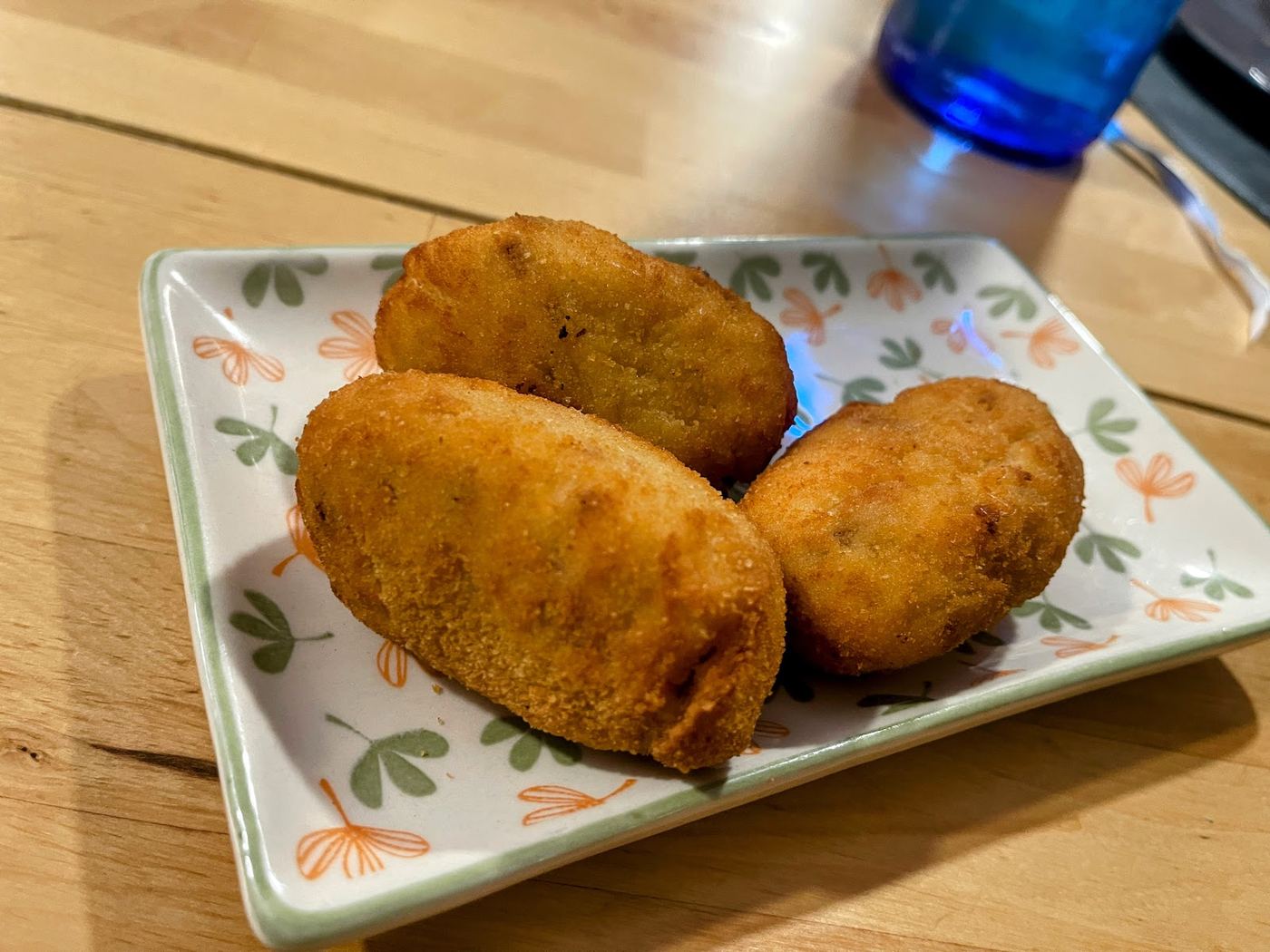 Croquetas caseras de jamón, crujientes por fuera y cremosas por dentro
