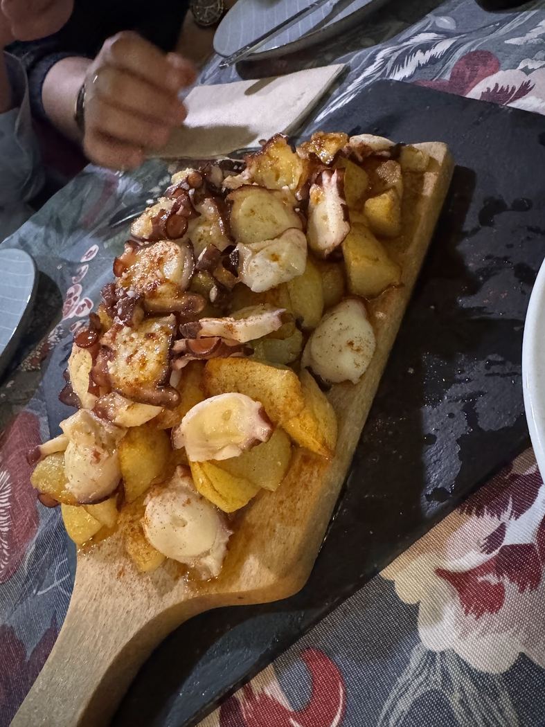 Pulpo a la gallega con patatas, cocido al estilo tradicional