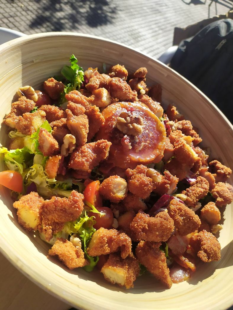 Ensalada crujiente con pollo y naranja, aliñada con vinagreta de frutos secos